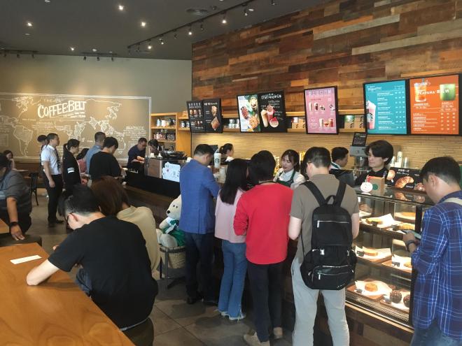 星巴克忙碌的咖啡流水线